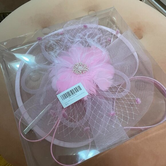 Gorgeous Baby Pink Fascinator Hat | Brand New in Box! - Picture 2 of 3